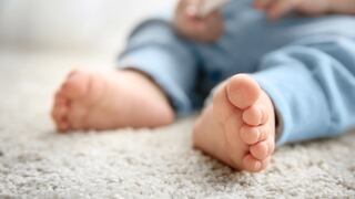 ¿Mi hijo se puede resfriar por andar sin zapatos? Especialistas desmienten 5 mitos sobre la salud infantil