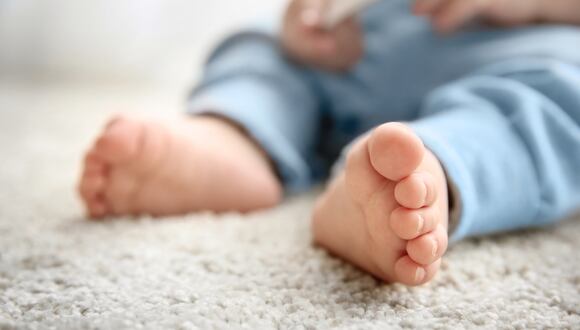 Muchos padres no permiten que sus pequeños anden descalzos por miedo a que contraigan un resfriado, pero ¿es realmente probable?