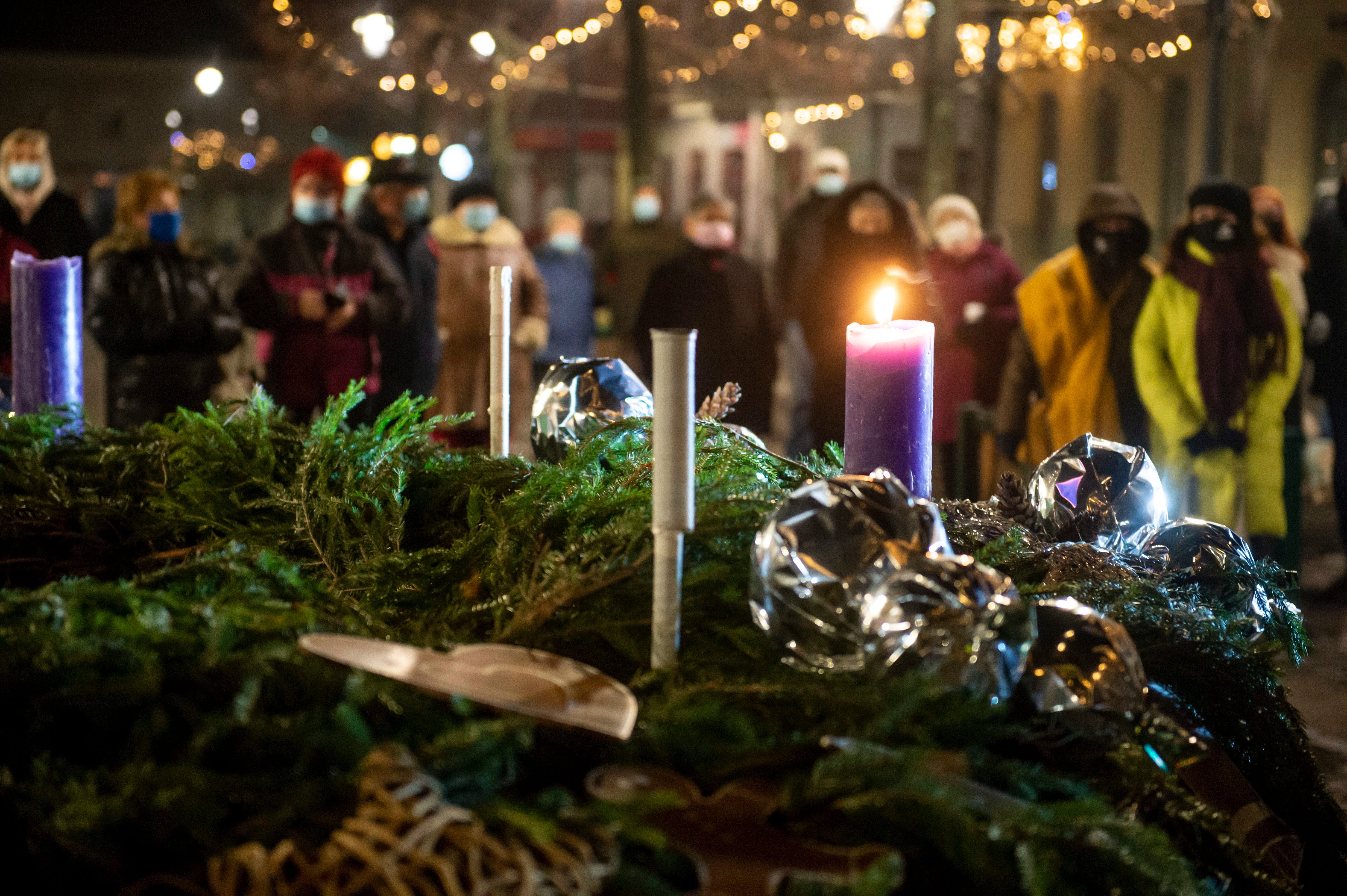Una Corona de Adviento marca el inicio del tiempo de Adviento en Hungría. (EFE)