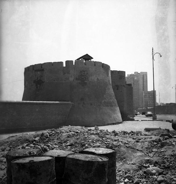 Restos de antigua muralla de Lima. 1964. (Foto: Archivo Histórico de El Comercio)