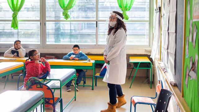 Alumnos y profesores: lo que dice la ciencia sobre el riesgo de contagiarse de COVID-19 en las aulas