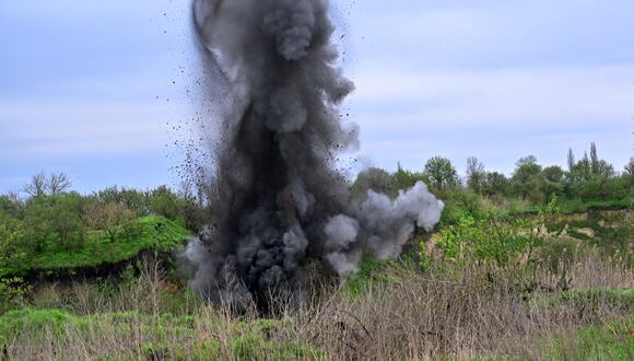 Imagen de archivo | Los desminadores del Servicio de Emergencia de Ucrania explotan minas antitanque y otros materiales explosivos encontrados en la ciudad de Bucha, en un sitio militar en la región de Kiev. (Foto de Serguéi SUPINSKY / AFP)