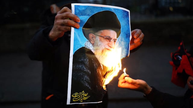 Irán, entre la espada y la pared: “Estamos ante un régimen arrinconado interna y externamente”