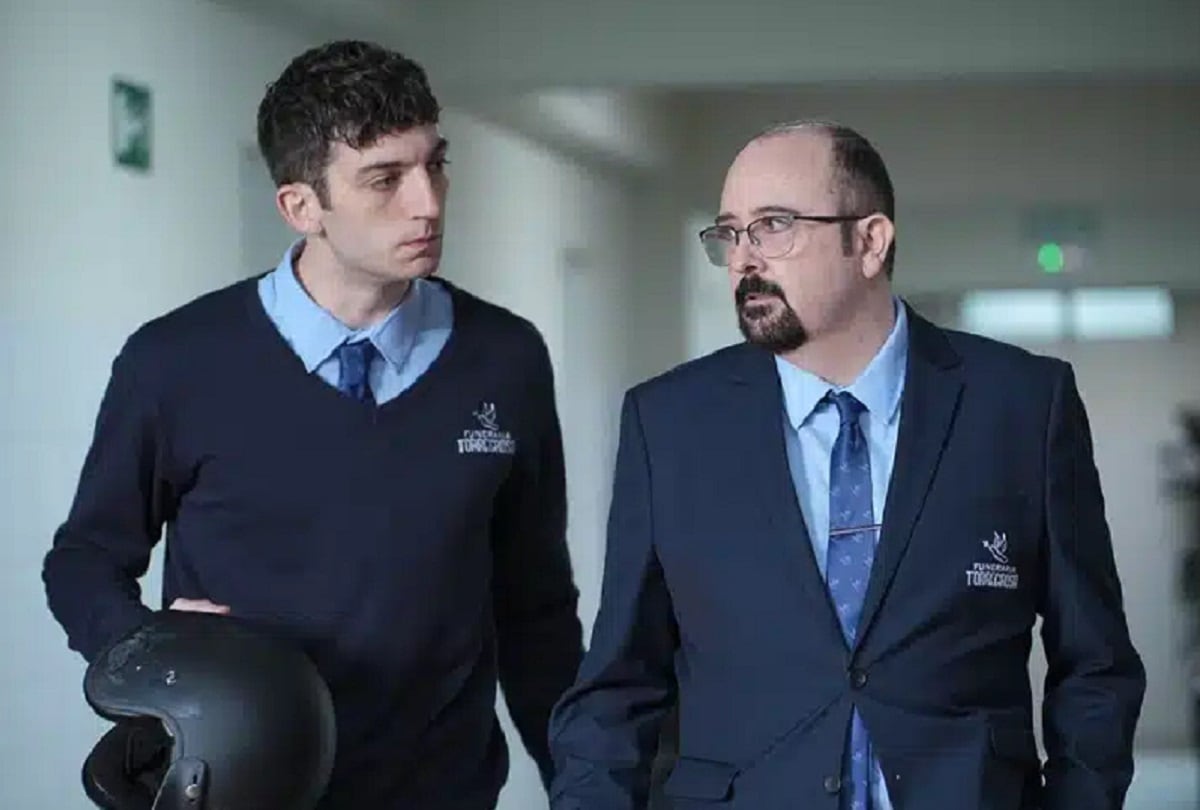 Roque Ruiz interpreta a Pablo Morales y Carlos Areces interpreta a Dámaso Carrillo en la comedia española "Muertos S.L." (Foto: Netflix)
