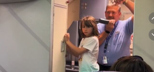 Niña en EE.UU. vence al cáncer y tiene conmovedora celebración a bordo de un avión