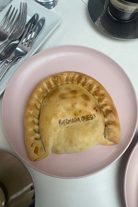 En este espacio las empanadas son contundentes y con varias opciones de rellenos, como carne mechada con queso, napolitana y de pino, entre otras.