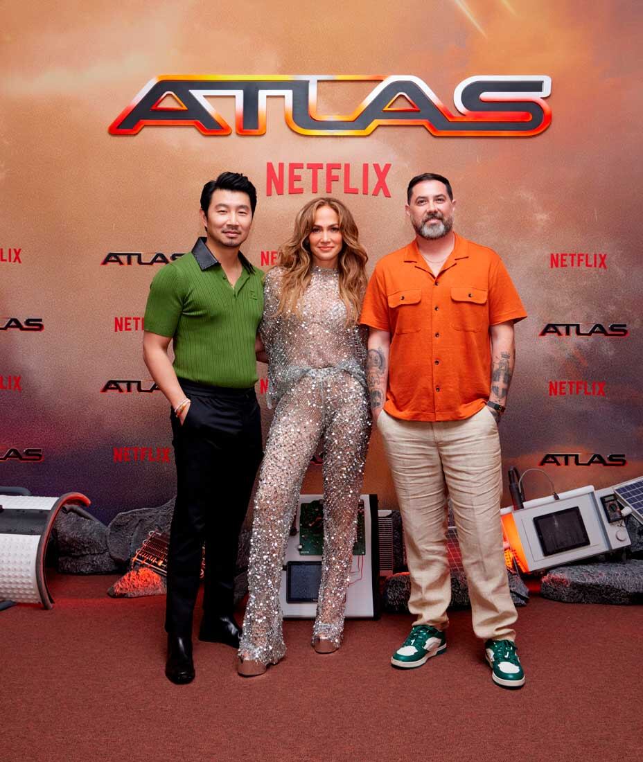 Simu Liu, Jennifer Lopez y el director Brad Peyton durante la conferencia de prensa de la película "Atlas" en México (Foto: Netflix)