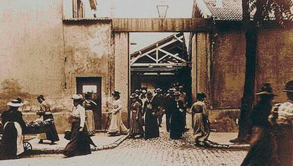 Una escena de la película "Salida de los obreros de la fábrica Lumière en Lyon Monplaisir", de los hermanos Lumière, la primera en proyectarse al público. (Imagen de dominio público)