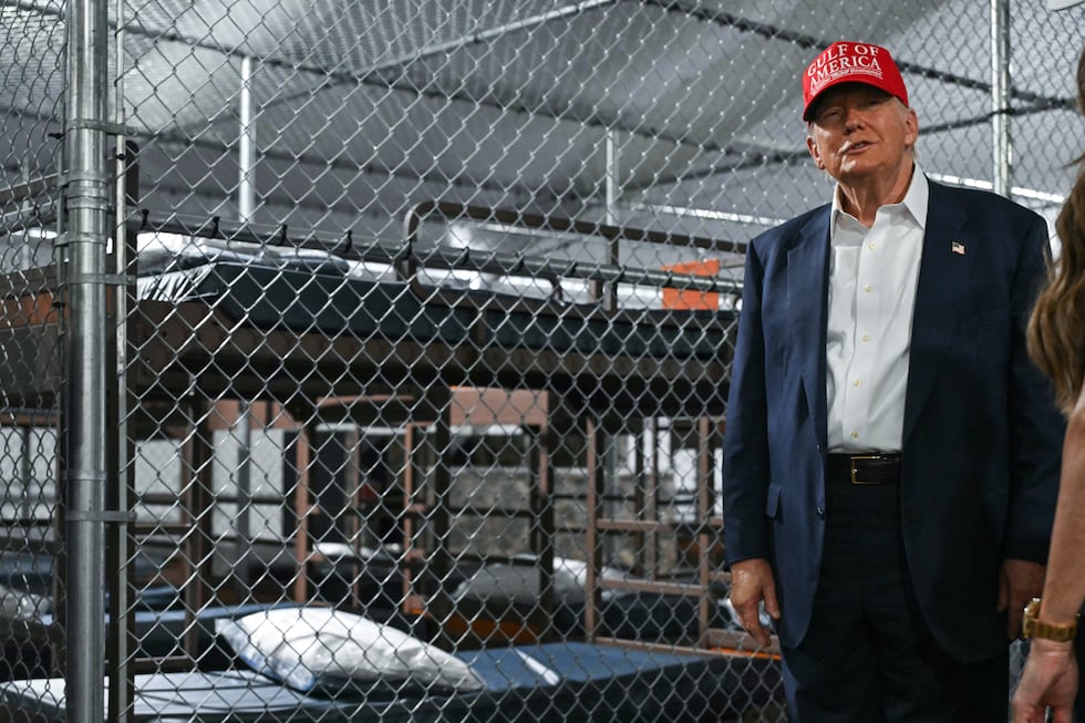 El presidente de Estados Unidos, Donald Trump, visita el centro de detención de migrantes Alligator Alcatraz, ubicado en Florida. (Foto: AFP)