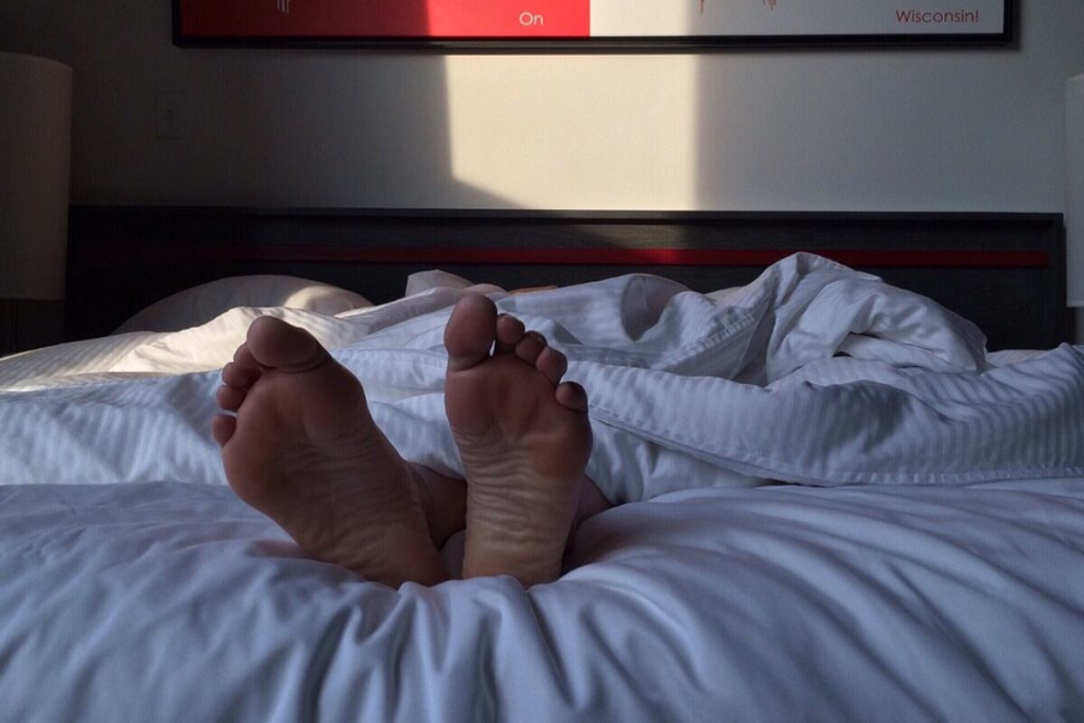 En la foto se puede apreciar una persona durmiendo sin calcetines. | Imagen referencial: Pixabay