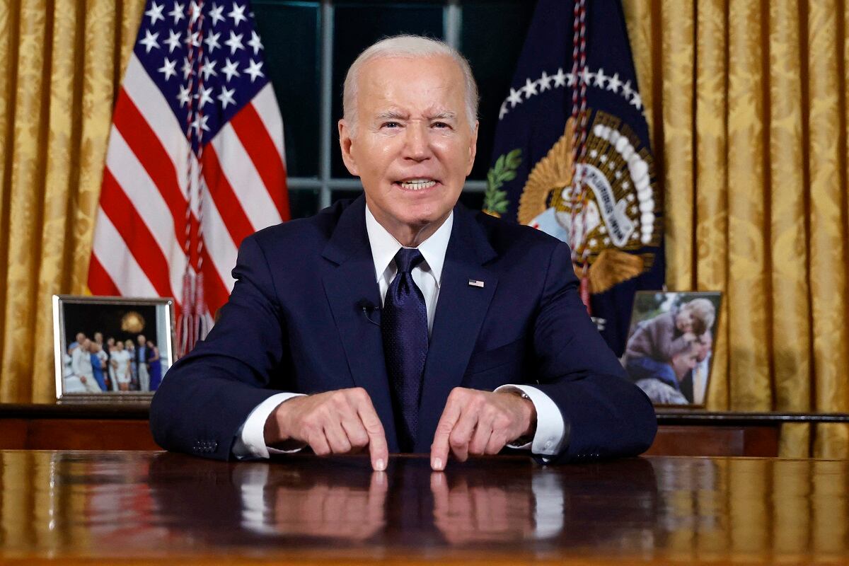 El presidente estadounidense Joe Biden se dirige a la nación sobre el conflicto entre Israel y Gaza y la invasión rusa de Ucrania desde la Oficina Oval de la Casa Blanca en Washington, DC, el 19 de octubre de 2023. (Foto de JONATHAN ERNST / POOL / AFP)