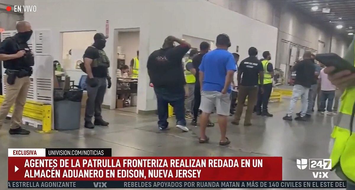 Según testigos, cerca de 50 trabajadores fueron arrestados y los uniformados estarían buscando con drones a los empleados que se escondieron. (Foto: captura @univisionnoticias / YouTube)