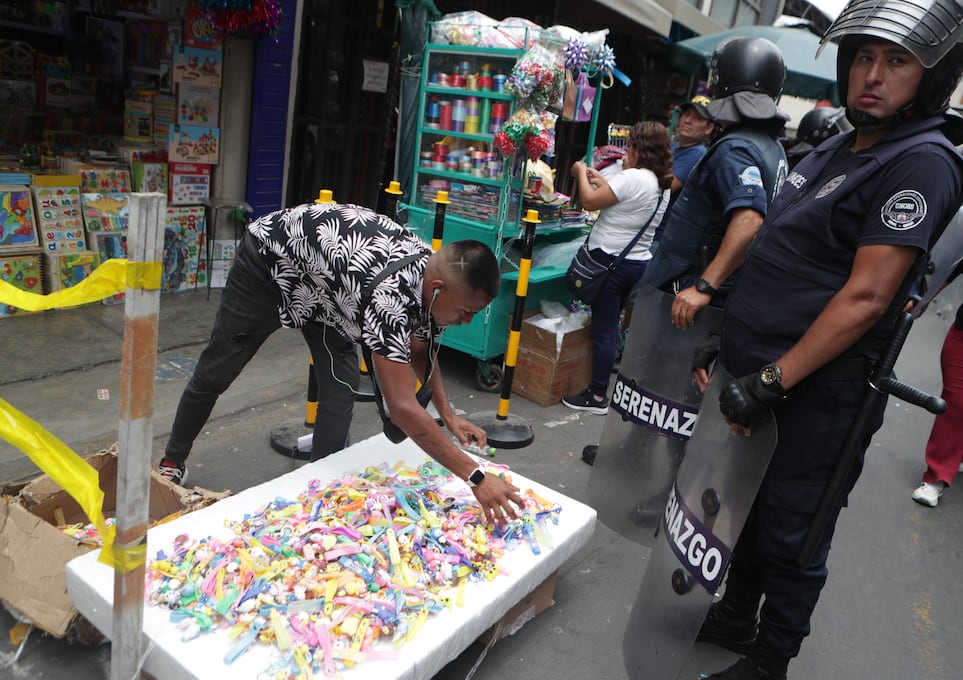 Ambulante que vendía al costado de un poste de madera colocado por comerciantes formales es retirado por la Unoes de la MML. FOTOS: ALESSANDRO CURRARINO / EL COMERCIO.