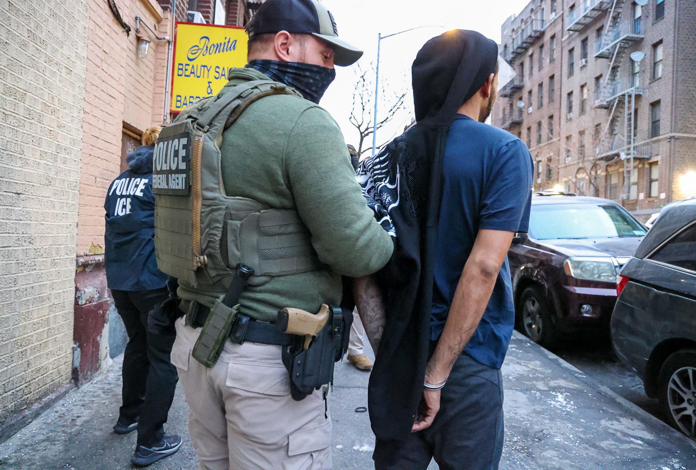 Agentes del Servicio de Inmigración y Control de Aduanas realizan redadas en diferentes ciudades estadounidenses para capturar a inmigrantes ilegales (Foto: ICE)