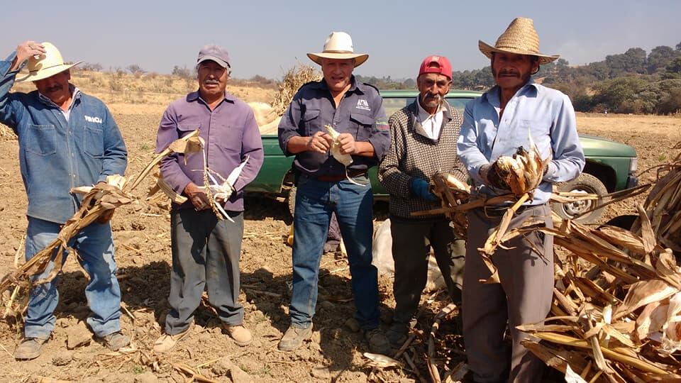 Álvaro Arvizu Aguiñaga con agricultores de la zona de Tlalmanalco y Amecameca, defensores del maíz originario. Foto: Archivo UAM