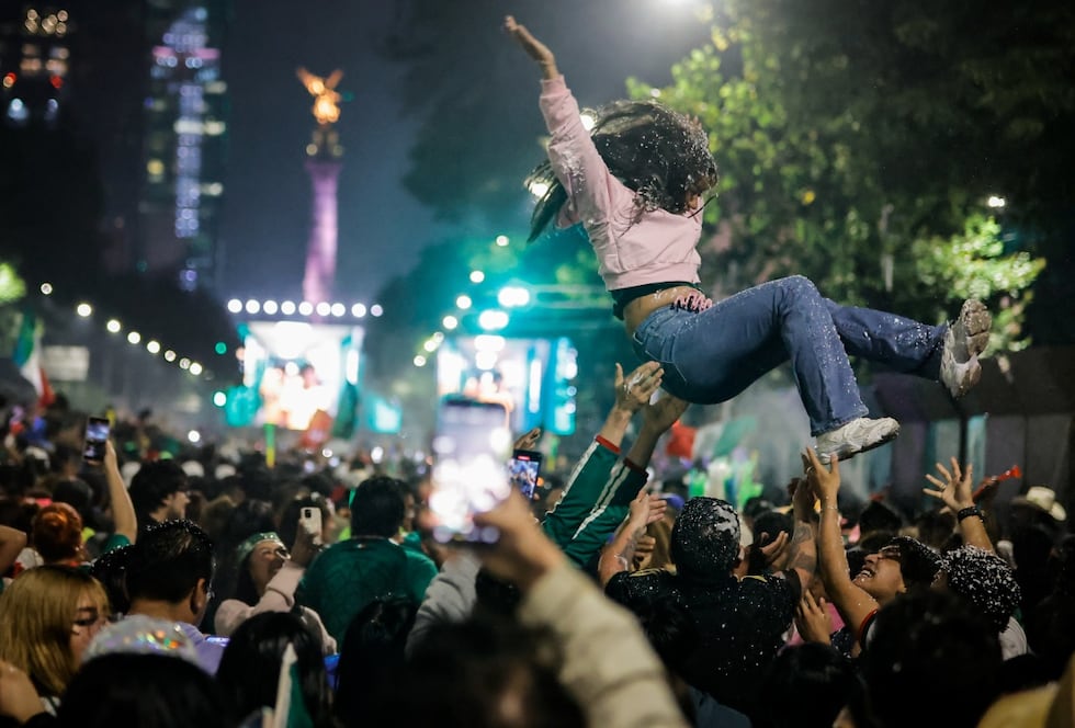 Festejos en el Ángel de la Independencia, en la Ciudad de México. (Photo by Mariana Maytorena/ObturadorMX/Getty Images)