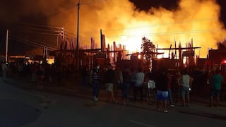 Incendio consumió locales de venta de maderas en zona industrial de Sullana en Piura