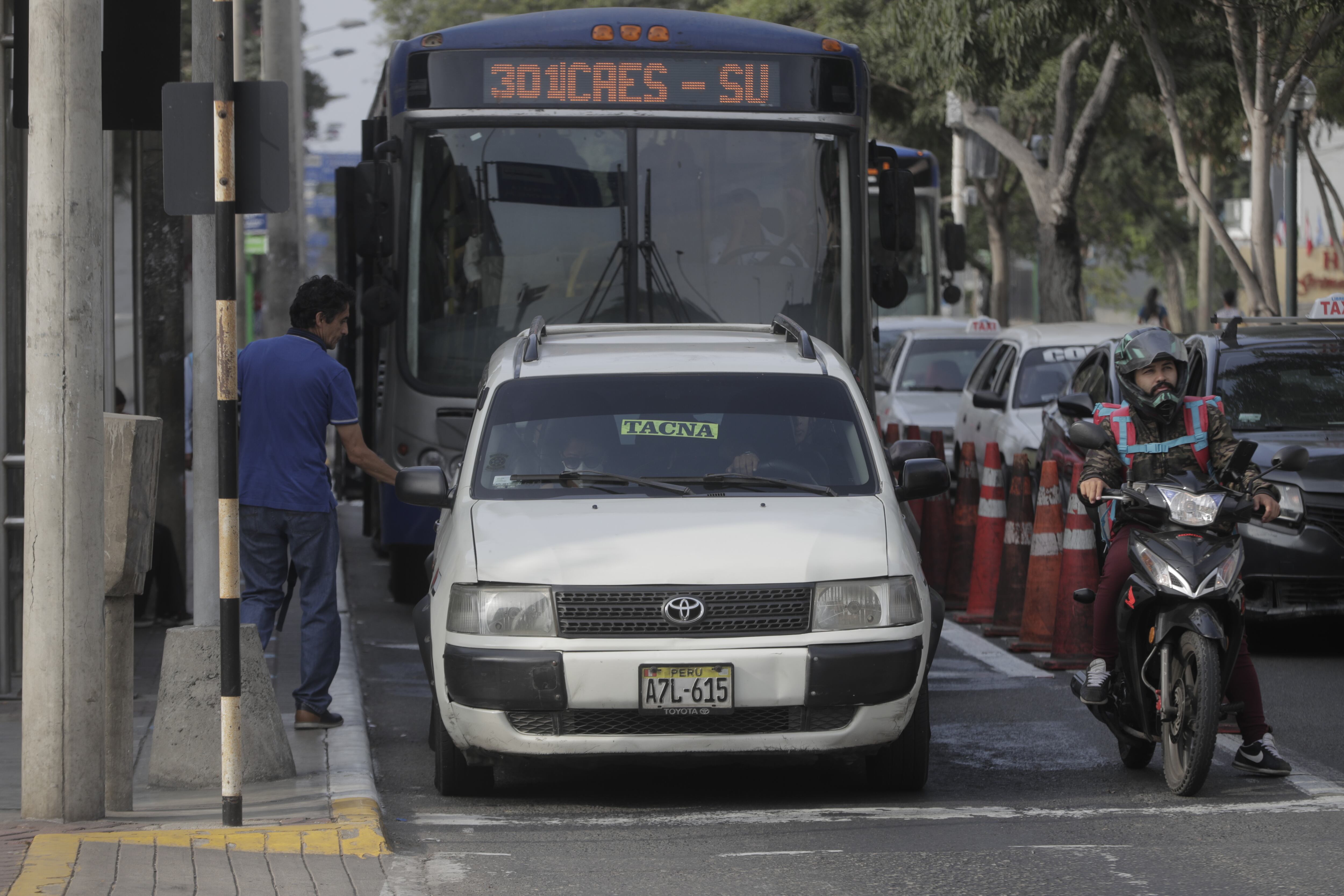 Transporte informal –colectivos– invade vías segregadas, sin que nadie lo impida. (Foto: GEC)