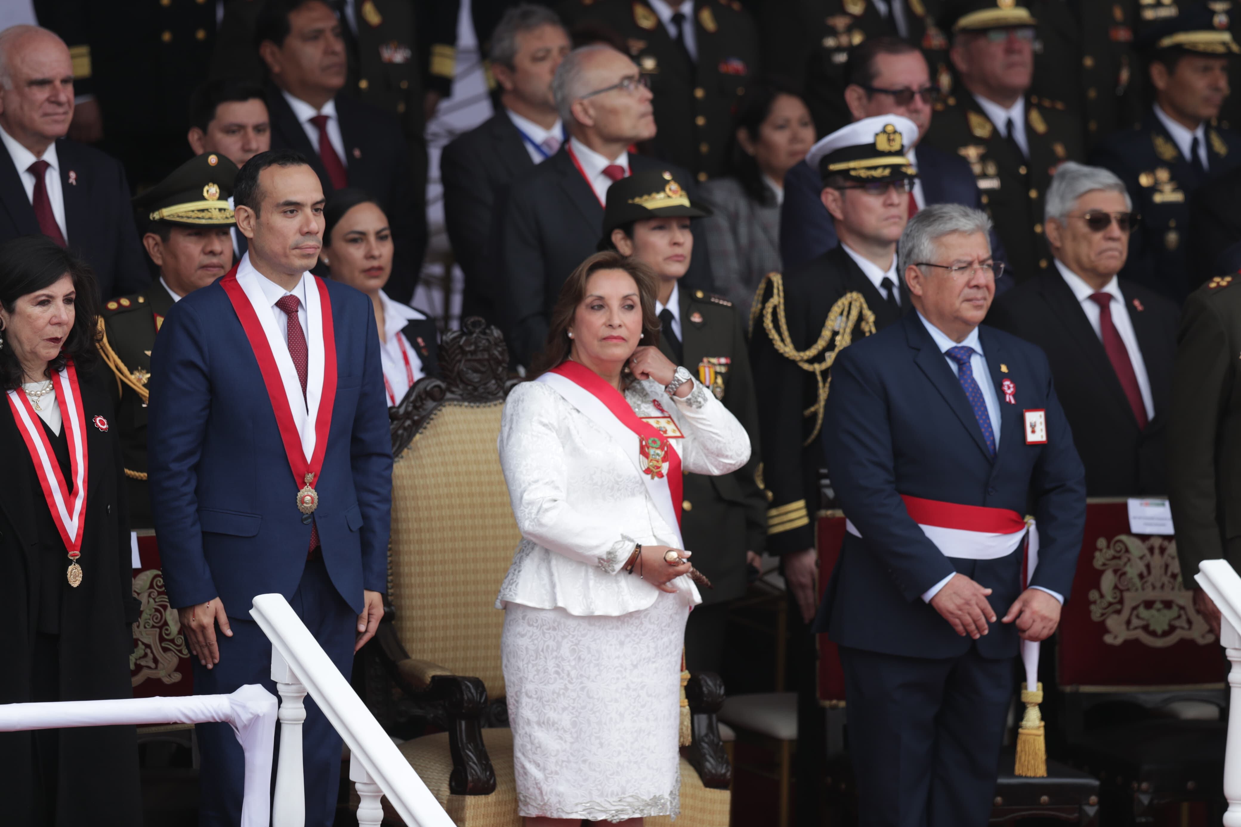 La jefa del Estado se dirigió al estrado oficial, donde sigue el desarrollo de la ceremonia por el 29 de julio.
Foto: Julio Reaño/@photo.gec