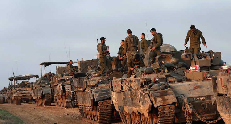 Soldados de Israel a bordo de vehículos militares en una zona cercana a la frontera con Gaza, el 25 de diciembre de 2023. (EFE/EPA/ATEF SAFADI).