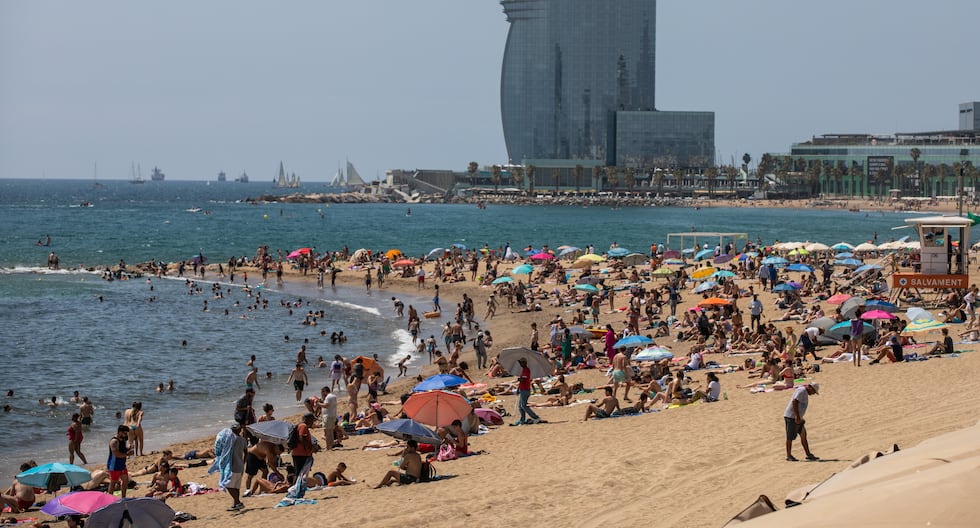 Locales y turistas visitan en todas las temporadas las playas del barrio costero de la Barceloneta, repleto de bares y hoteles.