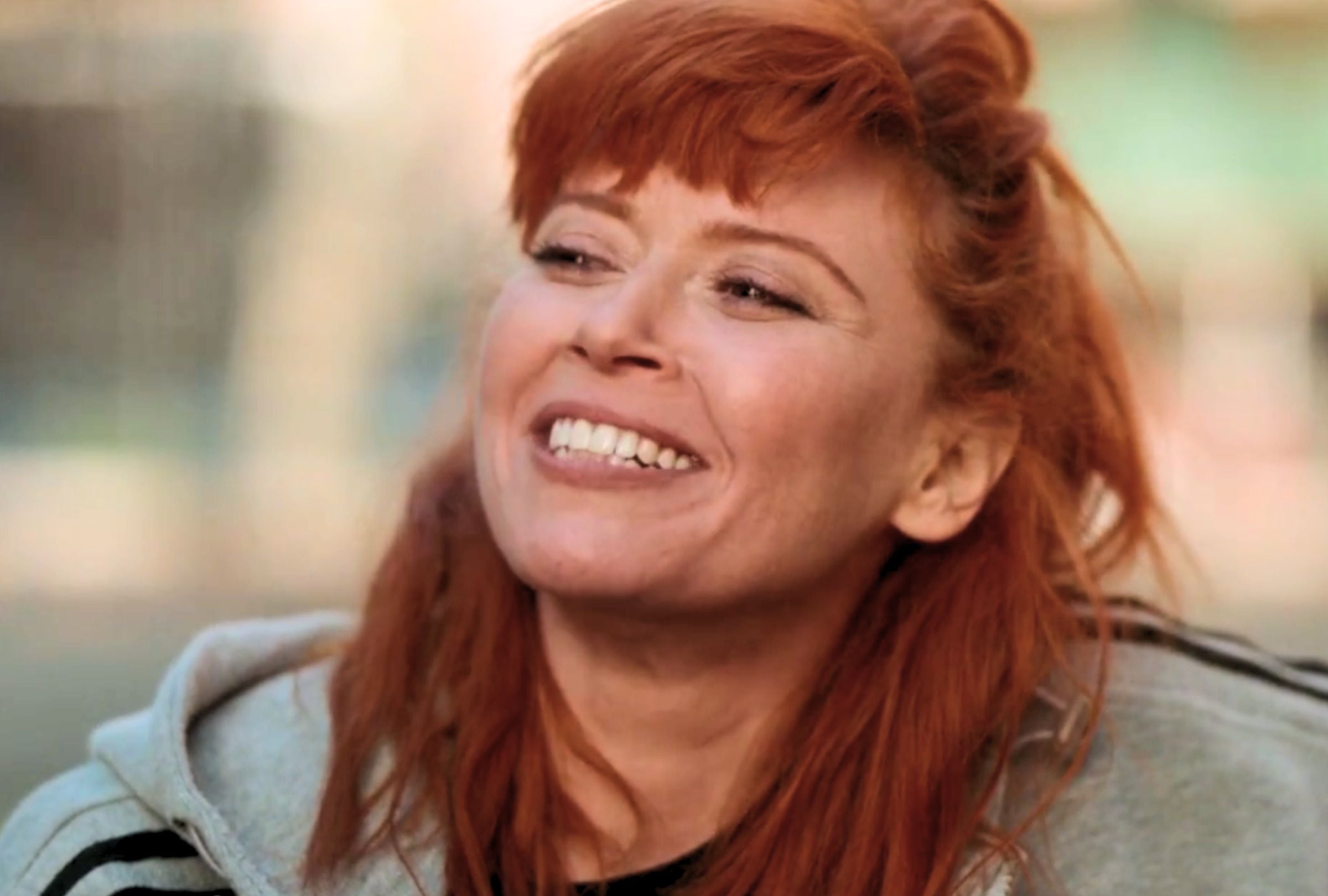 En "His Three Daughters", Natasha Lyonne interpreta a Rachel. Ella es una fumadora de marihuana adicta a las apuestas deportiva (Foto: Netflix)