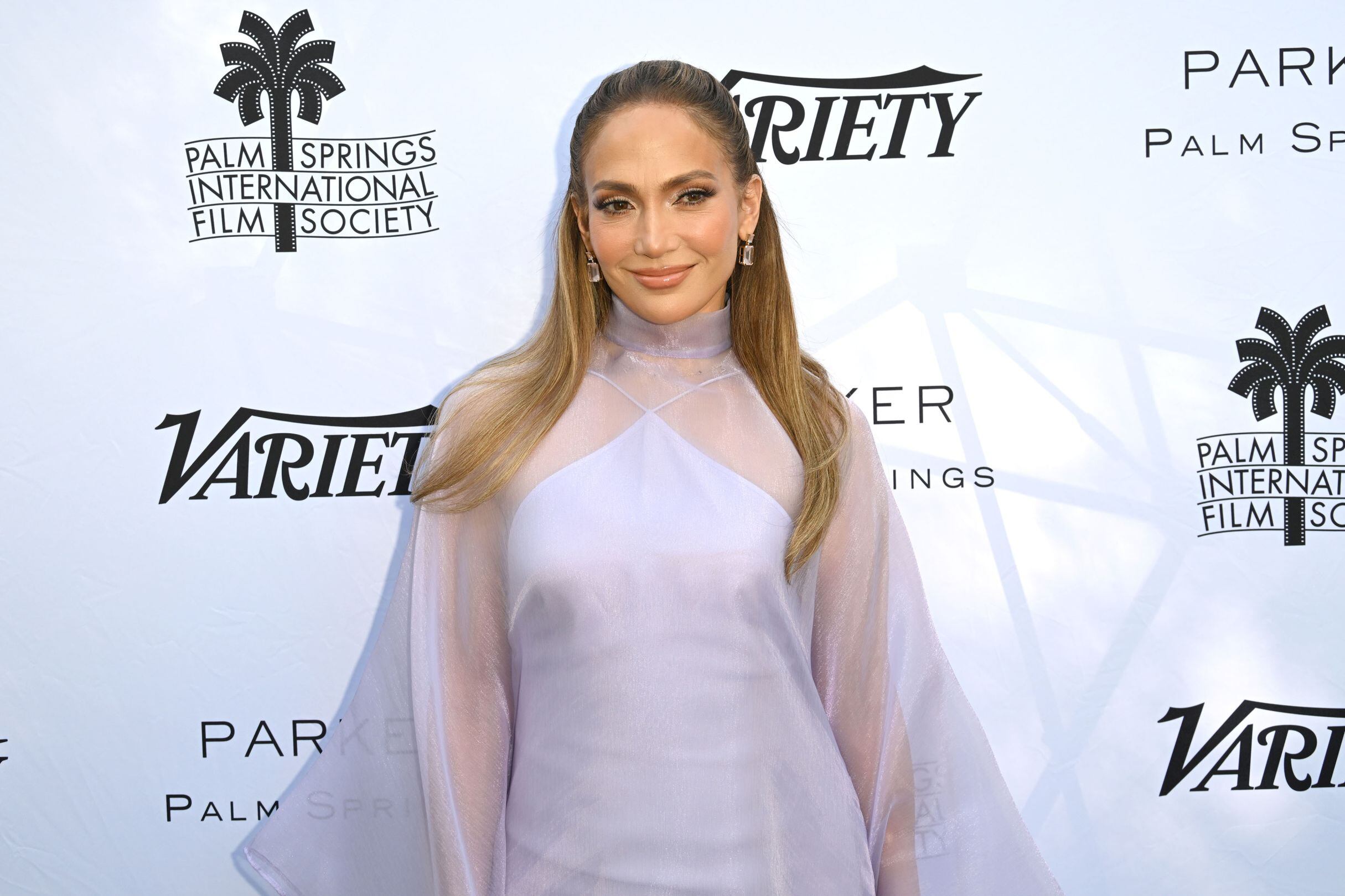 Jennifer Lopez, en 2009 y junto a su hermana, Lynda Lopez, dio inicio a The Lopez Family Foundation. (Foto: David Crotty / Patrick McMullan via Getty Images)