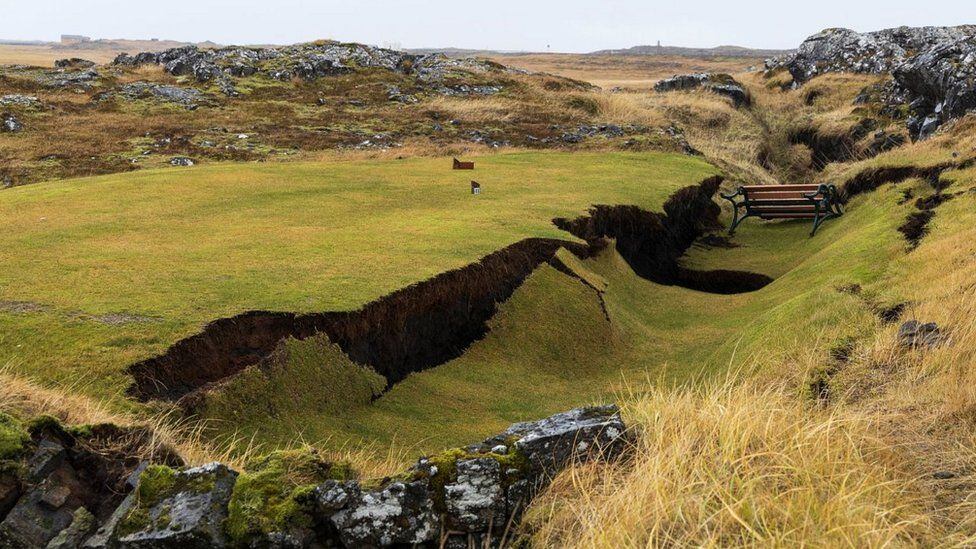 Los sismos han provocado que el suelo se deslice en este campo de golf y en otros lugares de Grindavik. (Reuters).