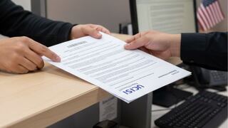 Formulario I-131 para viajar fuera de EE.UU. por más de un año: por qué es importante y cuál es su costo