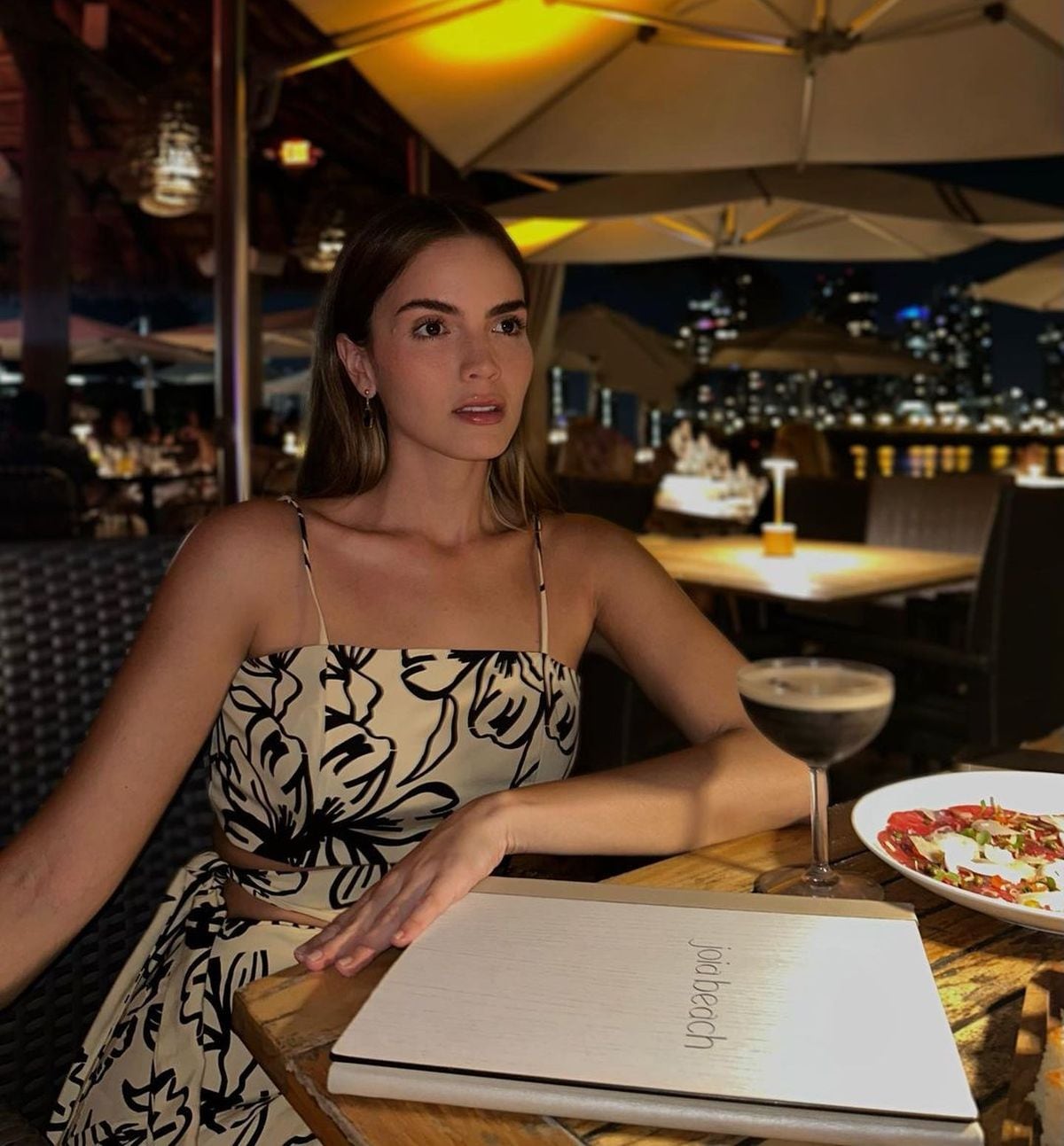 "Y un Espresso Martini, por favor...", escribió Daniela Toloza en junio de 2023 (Foto: @larochelleatelier / Instagram)