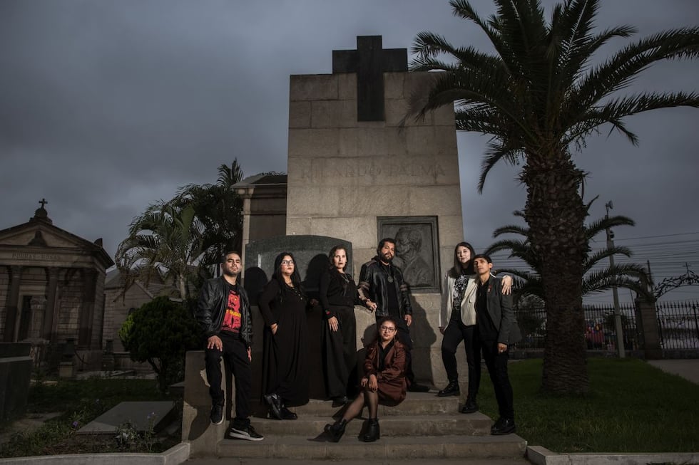 Los editores de Pandemónium Editorial, Tania Huerta y Luis Bravo (al centro), se reunieron con los clubes de lectura Tenebris y Sociedad Insomne al pie del sepulcro de Ricardo Palma, en el cementerio Presbítero Maestro.