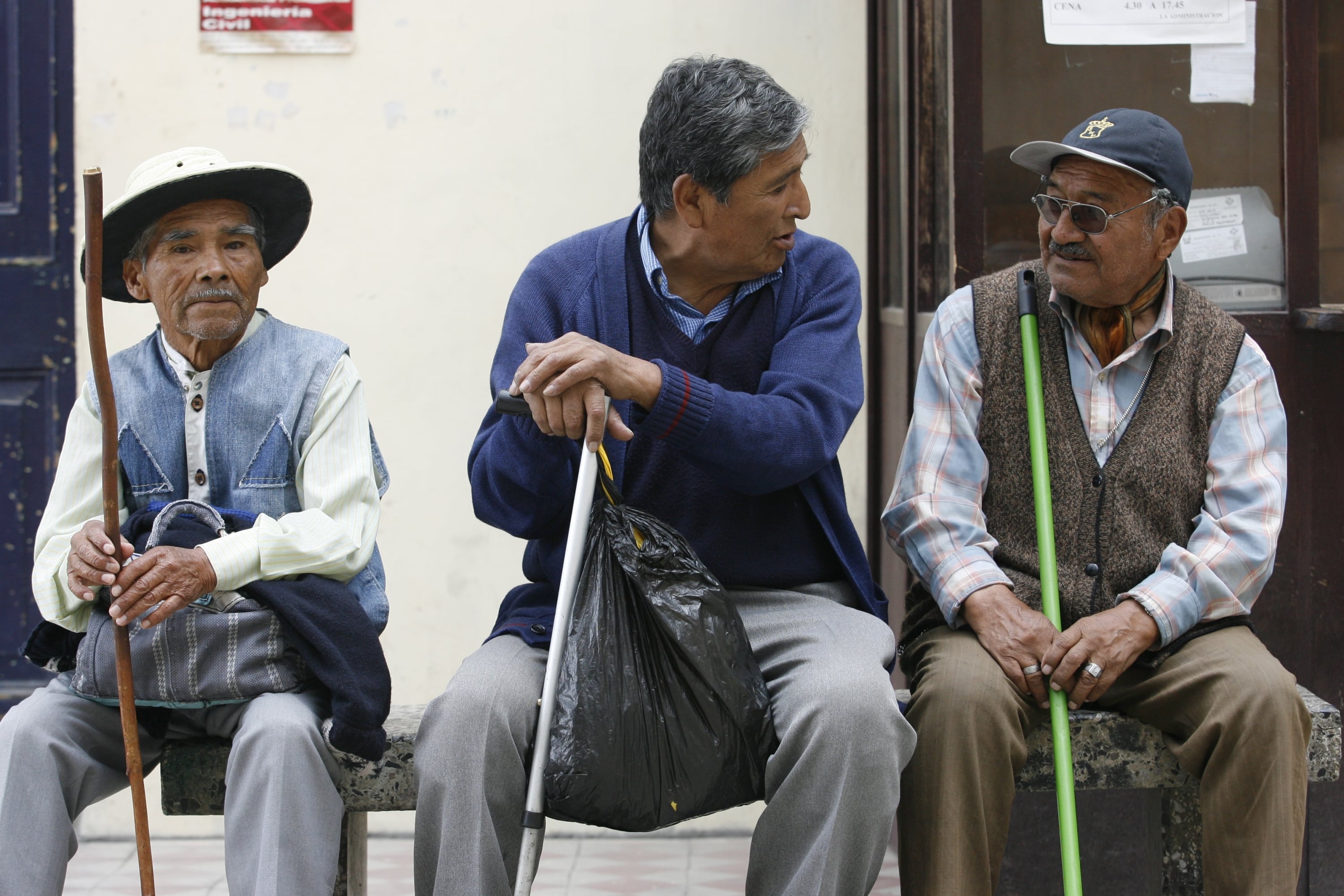 En el sistema de pensiones nacional, la edad mínima para jubilarse y solicitar una pensión es de 65 años.