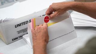 Elecciones en EE.UU.: servicio postal frena polémicos cambios hasta después de los comicios