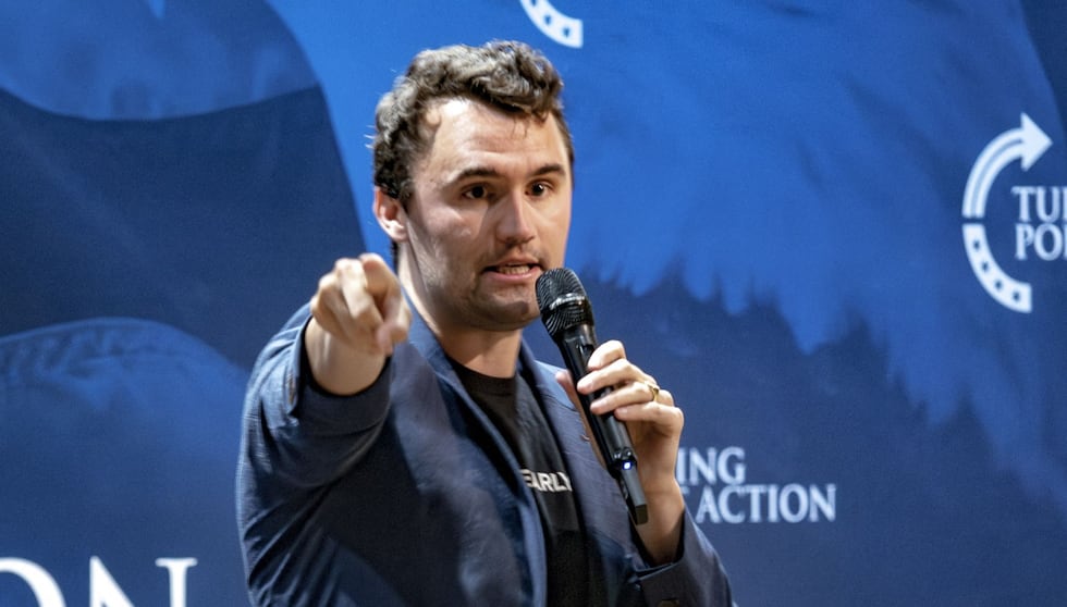 El activista político conservador Charlie Kirk fue víctima de un ataque este 10 de septiembre de 2025. Su cuerpo no resistió tras ser trasladado a un hospital. En esta imagen, el fundador de Turning Point Action habla durante una reunión en el campus de la Universidad de Arizona en Tucson el 17 de octubre de 2024 (Foto: Olivier Touron / AFP)