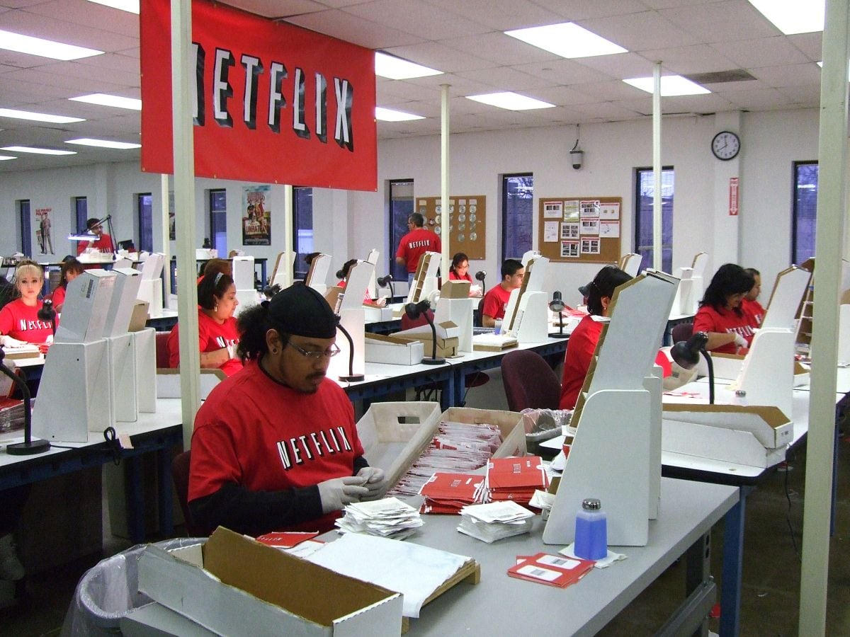 Los trabajadores de Netflix clasifican los DVD en el centro de distribución de la empresa en Piscataway, Nueva Jersey, el 10 de marzo de 2009. (Foto: Marine Laouchez / AFP)
