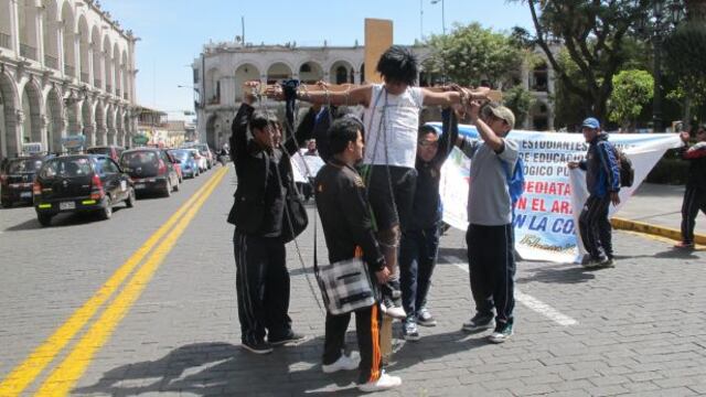 Estudiante se crucificó en Plaza de Armas durante protesta