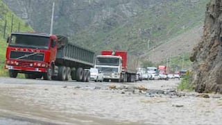 Deslizamientos impiden paso de vehículos en vía hacia Cusco