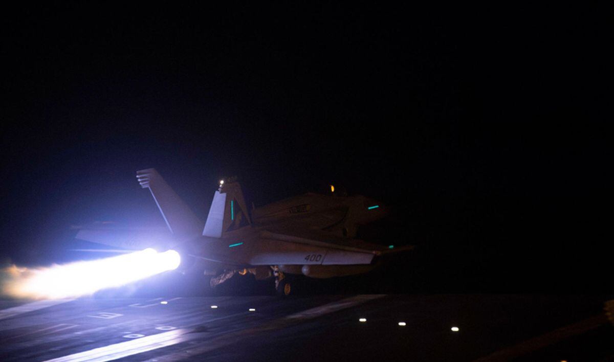 Las fuerzas del Comando Central de Estados Unidos, en coordinación con el Reino Unido y el apoyo de Australia, Canadá, los Países Bajos y Bahrein, llevaron a cabo ataques conjuntos contra objetivos hutíes para degradar su capacidad de continuar sus ataques contra buques y barcos comerciales estadounidenses e internacionales en el Mar Rojo | Foto: EFE/ U.S. Centralmmand