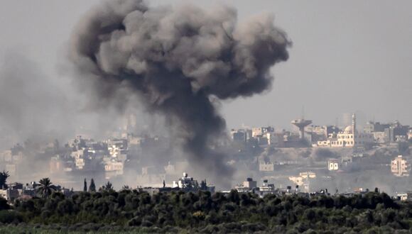 Una fotografía tomada desde el lado israelí de la frontera con la Franja de Gaza el 3 de noviembre de 2023 muestra los bombardeos de Israel en la Franja de Gaza. (Foto de FADEL SENNA / AFP).