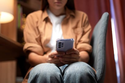 ¿Te cuesta ver un video completo y tienes urgencia de revisar tu celular? Puedes tener el síndrome del ‘popcorn brain’