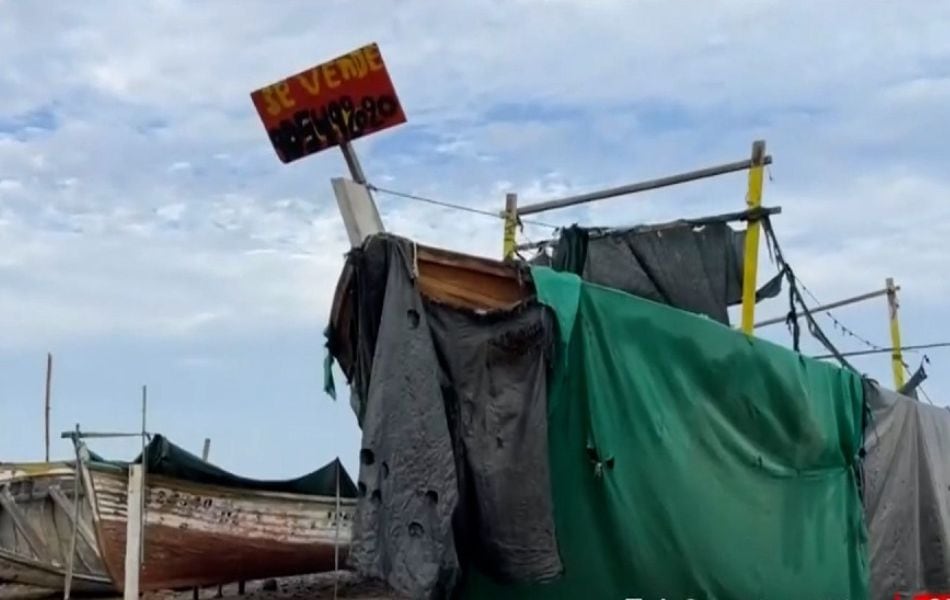 Cientos de embarcaciones se encuentran en tierra frente a las complicaciones para desarrollar la pesca artesanal. (Foto: Captura de video / "América Noticias")
