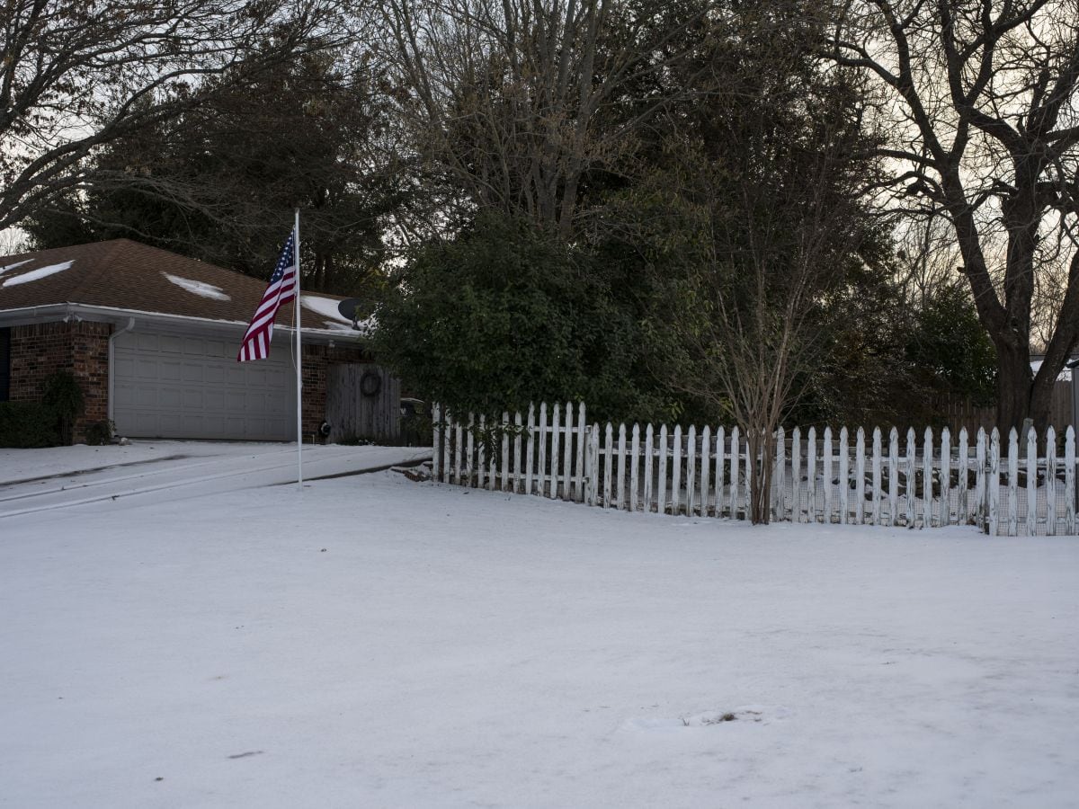 Un vecindario en Waco, Texas, todavía está cubierto de hielo y nieve el 18 de febrero de 2021 (Foto: Matthew Busch / AFP)