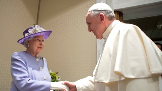 Isabel II se reunió con el Papa y le regaló huevos y whisky