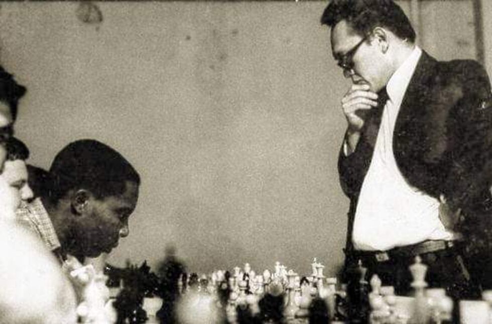 Aquí en una de las dos exhibiciones que el desaparecido GM dio en Cuba, donde compitió en el Campeonato Panamericano 1970 desarrollado en la Habana y también participó en el famoso torneo internacional "Capablanca In Memorian" de 1972 en la ciudad de Cienfuegos.