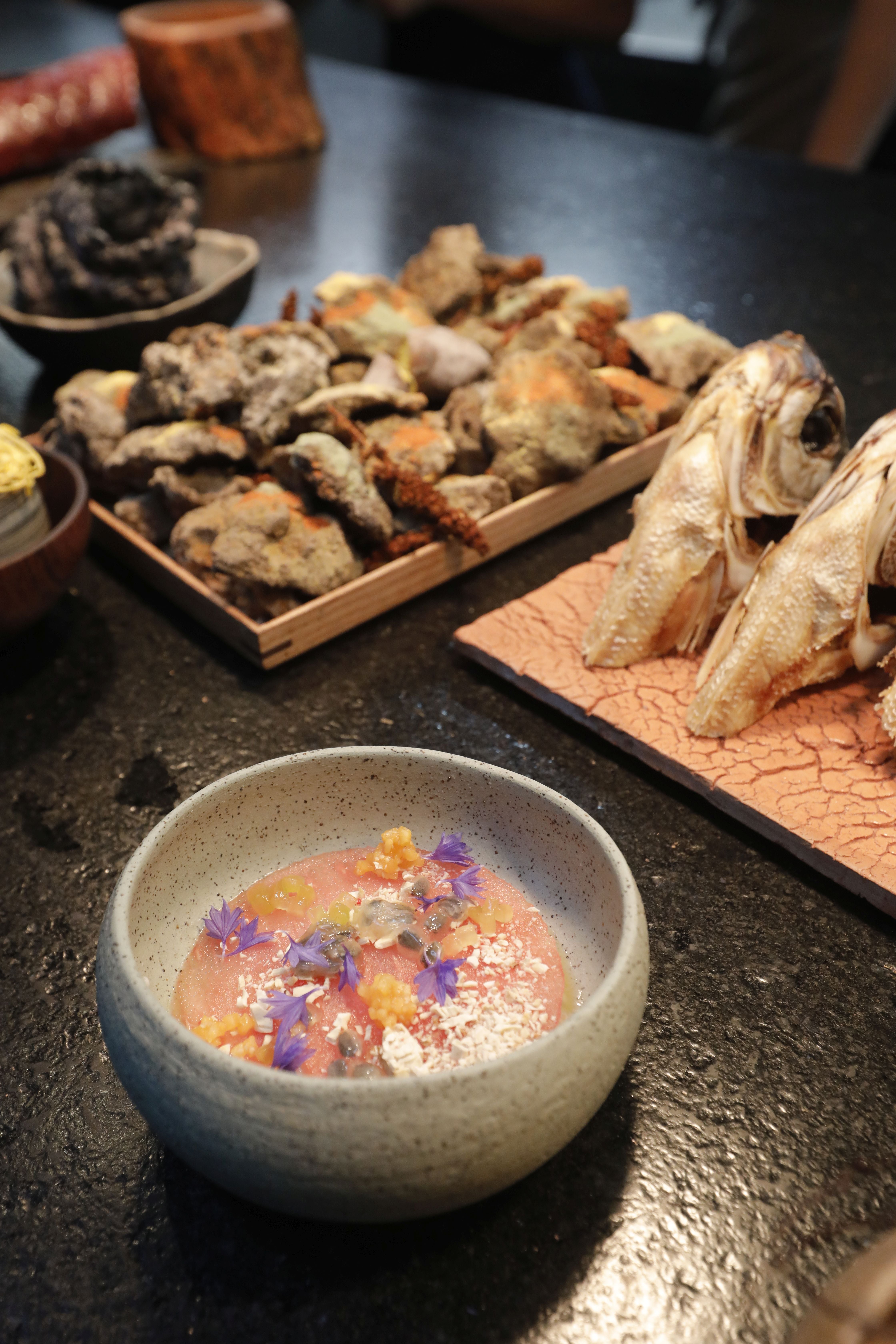 “Hacemos una ensalada con el pacú, le ponemos una salsa de leche de coco, ají charapita y sandía. Macambo por encima, granadilla, cocona y tomate de árbol o sachatomate”, indica Virgilio Martínez sobre este décimo paso.