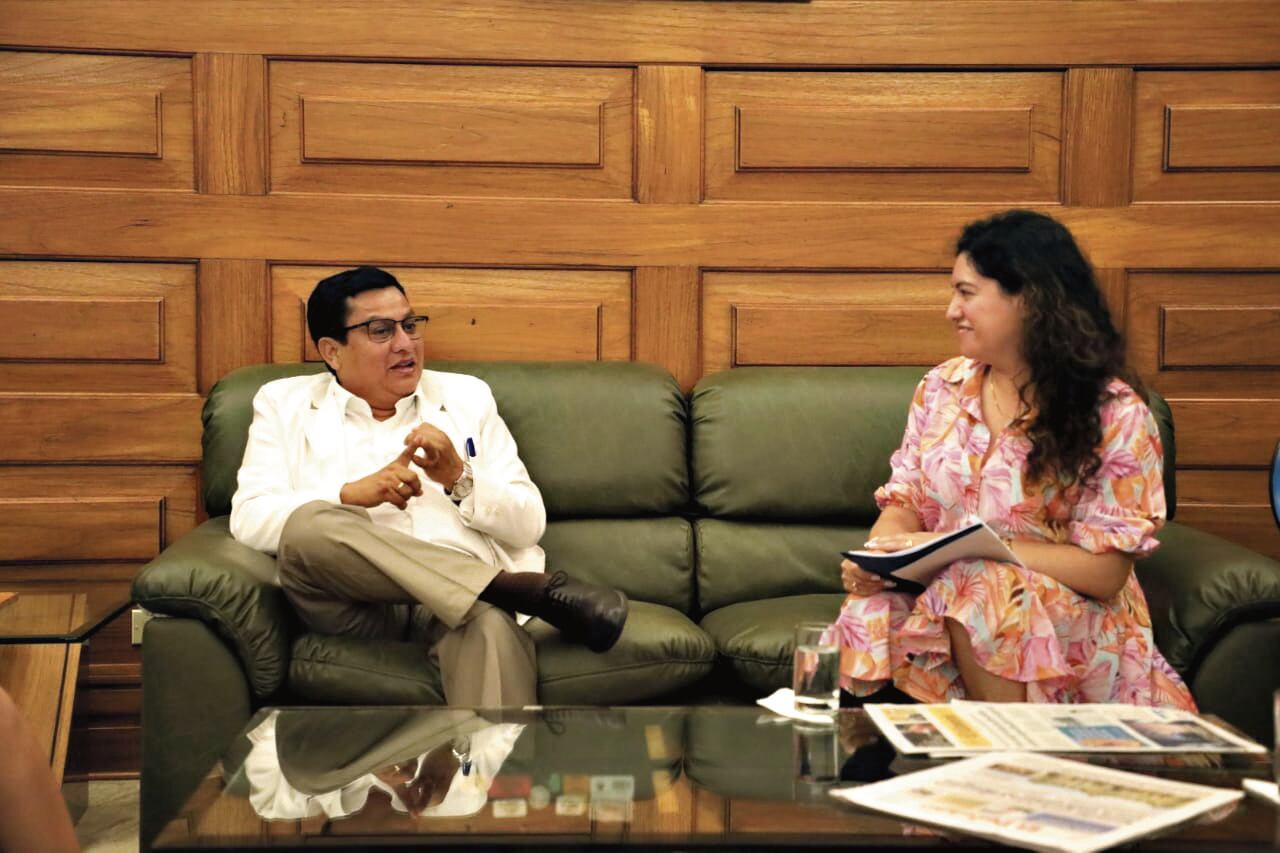 El ministro de Salud, César Vásquez, en una reunión con la decana del CQFP, Sonia Delgado, días antes de vencerse la vigencia del D.U. 007-2019, a fines de febrero. Foto: Facebook de Sonia delgado Céspedes