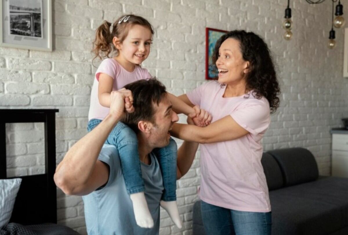 Este sería el error más común que cometen los padres, según el influencer en temas de crianza Alejandro Cacharrón. (Foto referencial: Freepik)