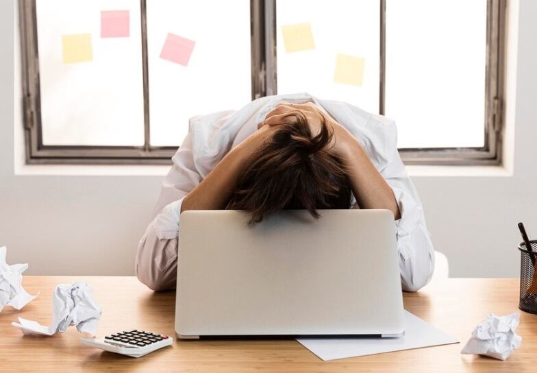 La procrastinación es el hábito de posponer tareas o acciones que se deben realizar. Puede afectar a la realización de tareas, conductas y toma de decisiones. (Foto referencial: Freepik)