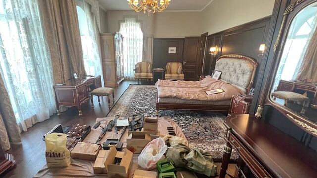 Lingotes de oro, dinero, armas y pelucas: lo que Rusia encontró en el allanamiento a la casa del jefe del Grupo Wagner