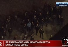 Maduro desciende esposado del avión militar tras aterrizar en Nueva York